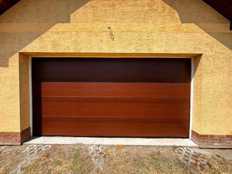 Sekčná garážová brána je z bezpečnostného hľadiska robustnejšia