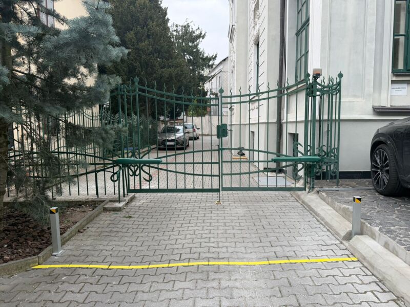 Krídlová elektrická vstupná brána